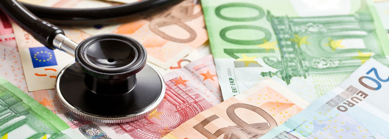 Een stethoscoop op eurobankbiljetten
