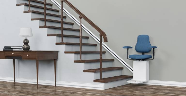 Traplift met blauwe stoel