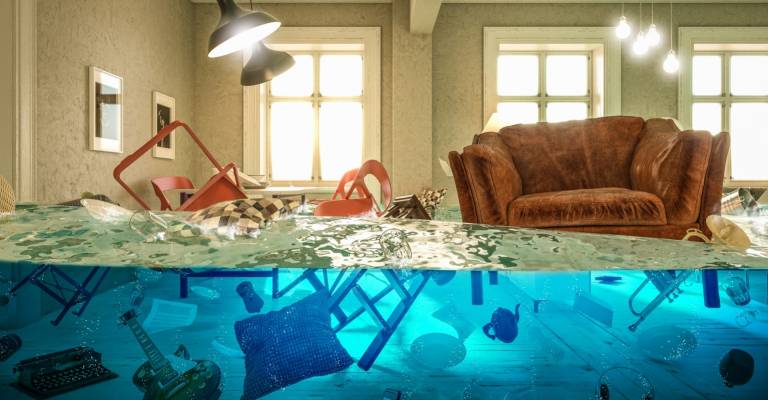 Meubels in woonkamer onder water